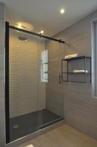 Ένα μπάνιο στο Appart Hotel NuitéeJour Le Mans Centre Jaurès