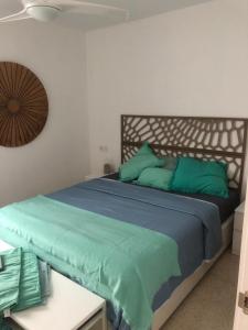 Postel nebo postele na pokoji v ubytování Masai Victoria Beach. A 100 metros de la playa.
