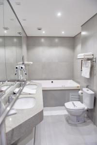 A bathroom at Villas Hotel
