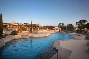 una gran piscina en un patio con edificios en WorldMark Hunt – Stablewood Springs Resort, en Hunt