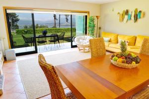 una sala de estar con una mesa de madera y un bol de fruta en Quinta Da Boavista- Casa N en Caminha