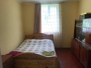 a small bedroom with a bed and a window at Ciuri's Guesthouse in Zhabeshi