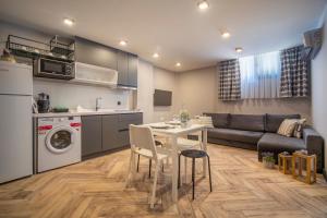 Kuchyň nebo kuchyňský kout v ubytování Meyde Boutique Suites