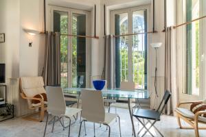 une salle à manger avec une table et des chaises en verre dans l'établissement Apartment Villa Anahit, à Nice