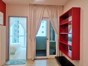 Zimmer mit einem roten Bücherregal und einem Schlafzimmer in der Unterkunft Strait Garden Studio X Ace Pro @ George Town in George Town