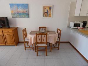 ロス・クリスティアーノスにあるPlaya Lux Los Cristianosのキッチン(テーブル、椅子、電子レンジ付)