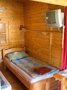 Кровать или кровати в номере Dunai Gyöngy Vendégház