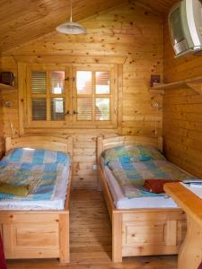 Cabaña de madera con 2 camas en Dunai Gyöngy Vendégház, en Kisapostag