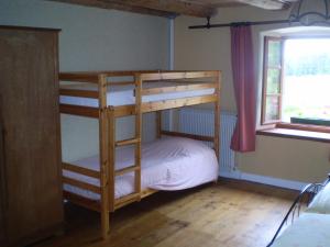 Łóżko piętrowe w pokoju z łóżkiem piętrowym w obiekcie La Fontaine des Thiolles w mieście Saint-Germain-lʼHerm