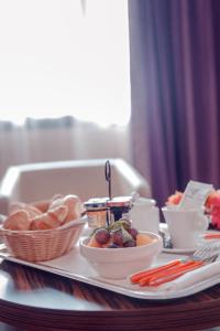 布拉尼亞克的住宿－圖盧茲機場智選假日酒店，盘子,盘子上放着面包和碗的食物