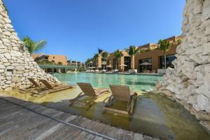 Bazén v ubytování Hotel Xcaret Mexico All Parks All Fun Inclusive nebo v jeho okolí