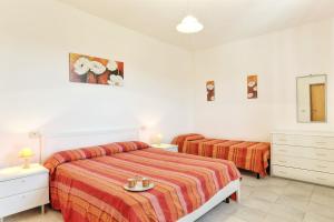 een slaapkamer met 2 bedden en een dressoir bij I SALICI in Capoliveri
