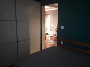 ein Schlafzimmer mit einem Spiegel und einem Bett darin in der Unterkunft Apartman TIN in Varaždin