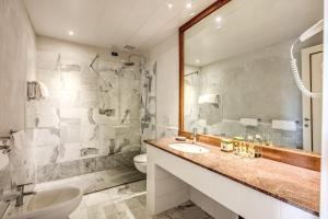 a bathroom with a sink, toilet and bathtub at Demidoff Country Resort in Pratolino