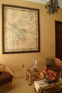 Parador Viña de Pereira في Villa Abecia: غرفة معيشة مع خريطة على الحائط