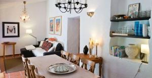ein Wohnzimmer mit einem Tisch und einem Sofa in der Unterkunft Casa Junius in Arenas