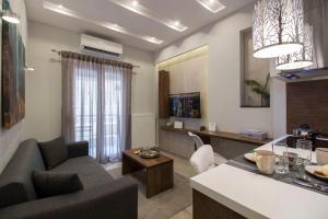 TV a/nebo společenská místnost v ubytování FLOW - White Tower Two Bedroom Suite