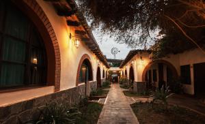 un vicolo di un vecchio edificio di notte di Hotel Majoro a Nazca