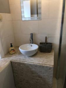 een badkamer met een wastafel en een spiegel bij Saracen Head Hotel in Beith
