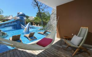 Bazén v ubytování Hotel Xcaret Mexico All Parks All Fun Inclusive nebo v jeho okolí