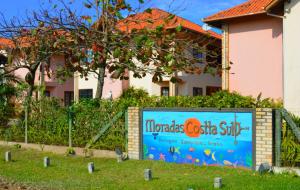 a sign in front of a house at Moradas Costta Sul in Garopaba