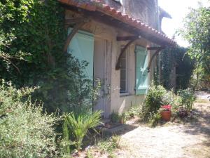 dom z niebieskimi drzwiami i oknem w obiekcie La Metairie du Pont w mieście Sainte-Hermine