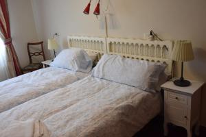 a bedroom with two beds and a lamp on a night stand at Precioso piso entre playa y monte in Górliz-Elexalde