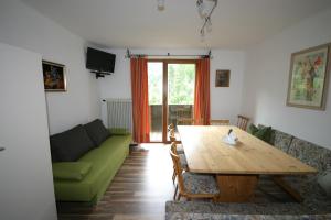 Televízia a/alebo spoločenská miestnosť v ubytovaní Appartement-Reiteralm