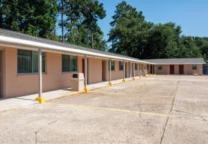 an empty parking lot in front of a building at Budget Inn & Suites Baton Rouge in Baton Rouge