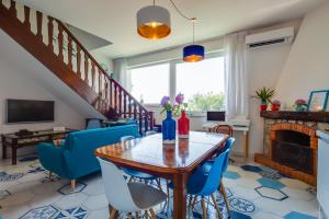 sala de estar con mesa de madera y sillas azules en Villa Sorrento Flats, en Sorrento
