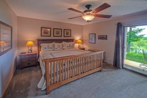 - une chambre avec un lit bébé et un ventilateur de plafond dans l'établissement Agaming Golf Resort, à Kewadin