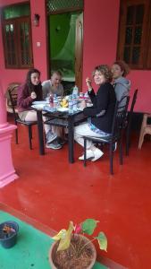 un grupo de personas sentadas en una mesa en Chanaka Holiday Inn en Sigiriya