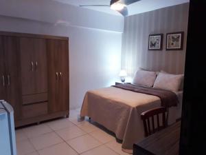 Tempat tidur dalam kamar di Pousada da Baleia