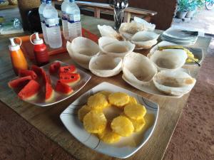 Makanan di atau berdekatan rumah tamu ini