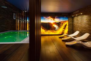 Bazén v ubytovaní Pensjonat Śnieżka SPA alebo v jeho blízkosti