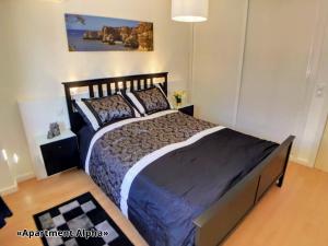 Säng eller sängar i ett rum på Apartment Alpha - 2 Bedrooms, Private Rooftop Patio with Hot Tub, BBQ and View