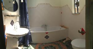 a bathroom with a tub and a toilet and a sink at Casa Mia in Valle Gran Rey +18 photos
