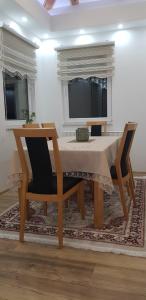 une table à manger et deux chaises dans une pièce dans l'établissement Planinski RaJ - Mountain PaRaDiSe, à Trnovo