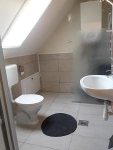 Koupelna v ubytování Homoki Wellness Üdülőház