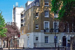 a large brick building on a city street at City Suites in London