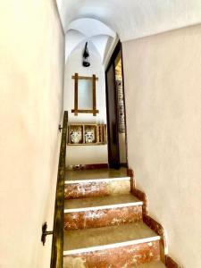 a staircase leading to a room with a cross on the wall at “La Rampa” Affitti Brevi - Racalmuto (AG) Sicilia in Racalmuto