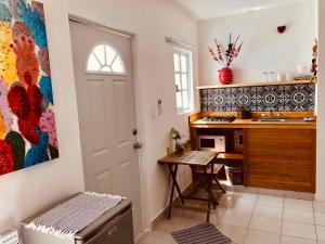 eine Küche mit einem Waschbecken und einem Schreibtisch in einem Zimmer in der Unterkunft Casa Alberto Cozumel in Cozumel