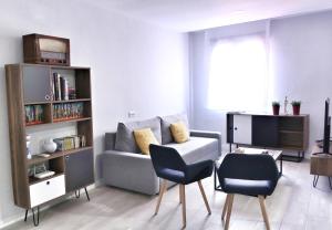 a living room with a couch and a table and chairs at Apartamento Casa Greco in Toledo