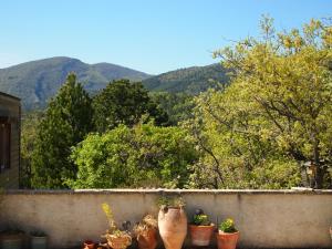 Vista generica sulle montagne o vista sulle montagne dall'interno del bed & breakfast