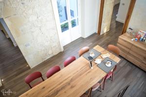 a wooden table and chairs in a room at Arcipelago 37 in Cagliari