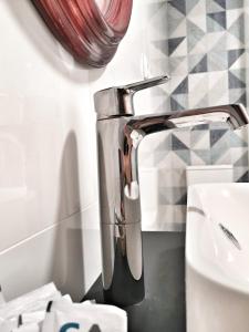 a blender sitting on a counter next to a sink at Apartamento Casa Greco in Toledo +23 photos
