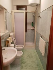 uma casa de banho com um lavatório, um WC e um chuveiro em Appartamento 60 mq a 800 mt dalla spiaggia em Capaci