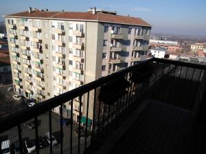 Cet appartement dispose d'un balcon offrant une vue sur un bâtiment. dans l'établissement Residence Taverna, à Plaisance