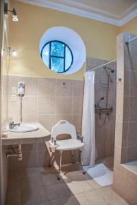 a bathroom with a sink and a toilet and a window at Hotel Majoro in Nazca