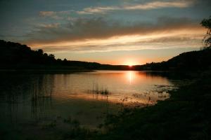 ルイデラにあるCasa La Caobaの夕日を眺めながらの湖上の夕日